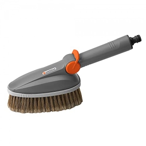 Brosse de lavage à main à brins souples de Gardena : brosse de nettoyage conductrice d'eau, idéale pour le nettoyage du mobilier